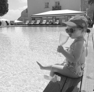 小女孩奢侈生活照